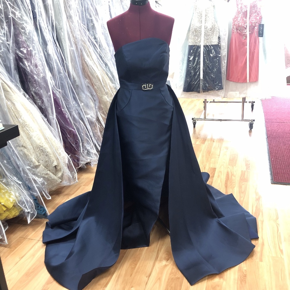 Flair Boston Gown Size 4